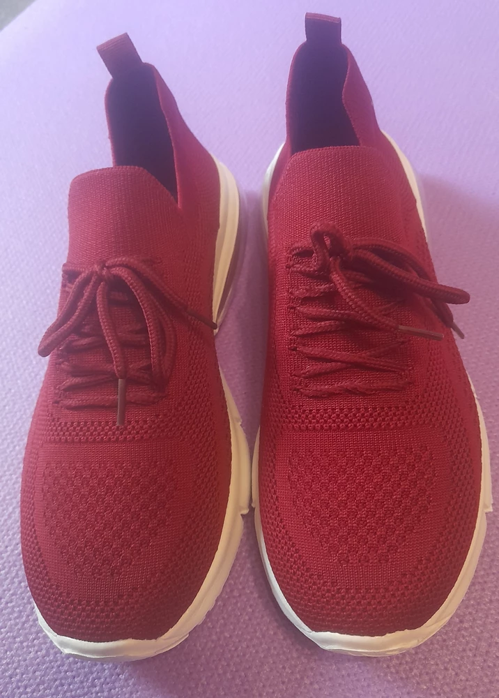 Заказывала бордовые кроссовки, пришли либо красные , либо этот бордовый цвет просто отличается от того, что на фото магазина..