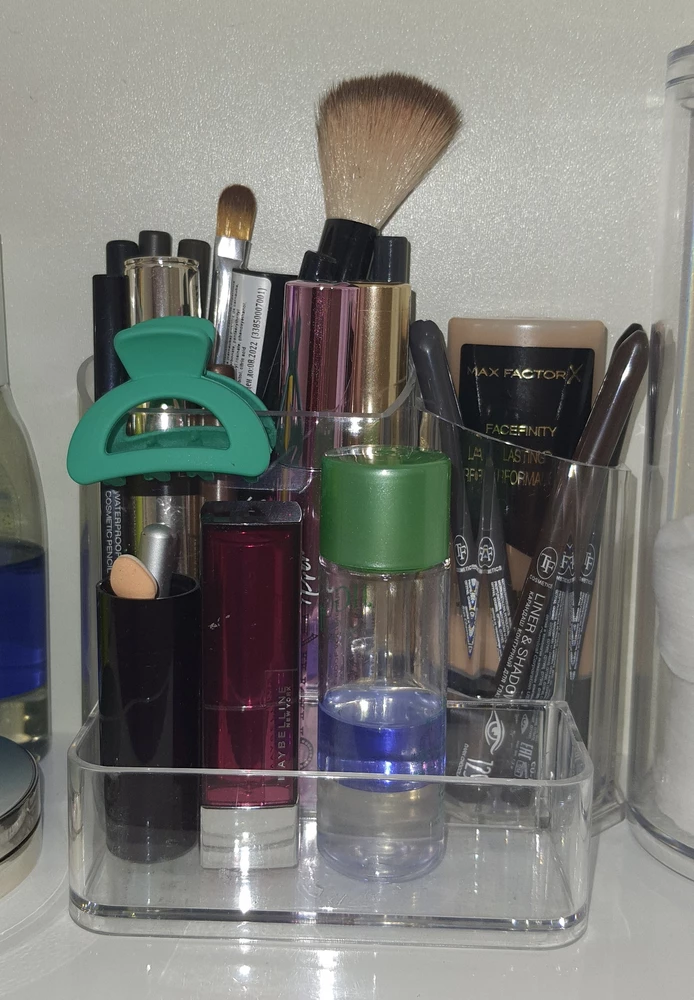 Органайзер классный, очень удобный. Подходит для шкафчики в ванной.