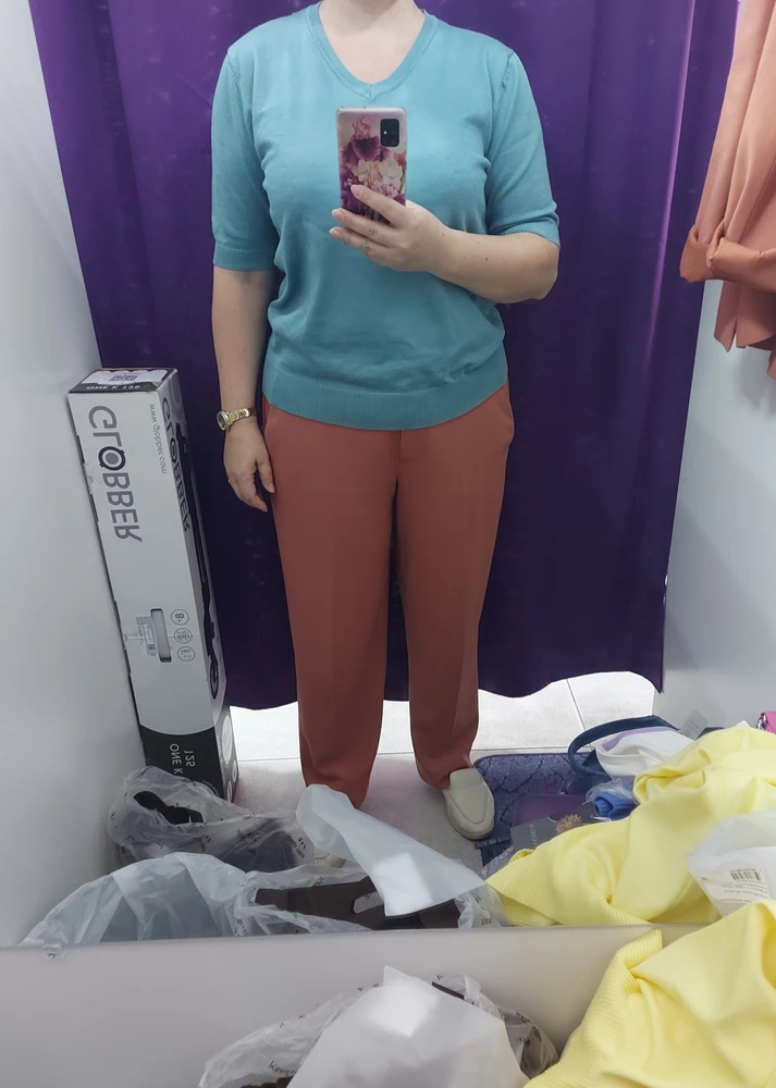 Приятный к телу трикотаж, выглядит прилично. На объёмы груди и бёдер 103, талии 83, рост 162 оставила жёлтый джемпер р. 44-46. Голубой джемпер р. 48-50 большой в плечах, окат рукава висит, что делает некрасивой линию плеча, и визуально увеличивает. Несмотря на объёмы ношу размер одежды 48, а р.50 на меня большой везде, кроме груди. Для широкоплечих дам, кто носит р. 50, р. 48-50 джемпера подойдёт, а для р. 48 не факт. Трикотаж тянется и здесь важно телосложение, а не только объёмы. Плохо, что нет р. 46-48.