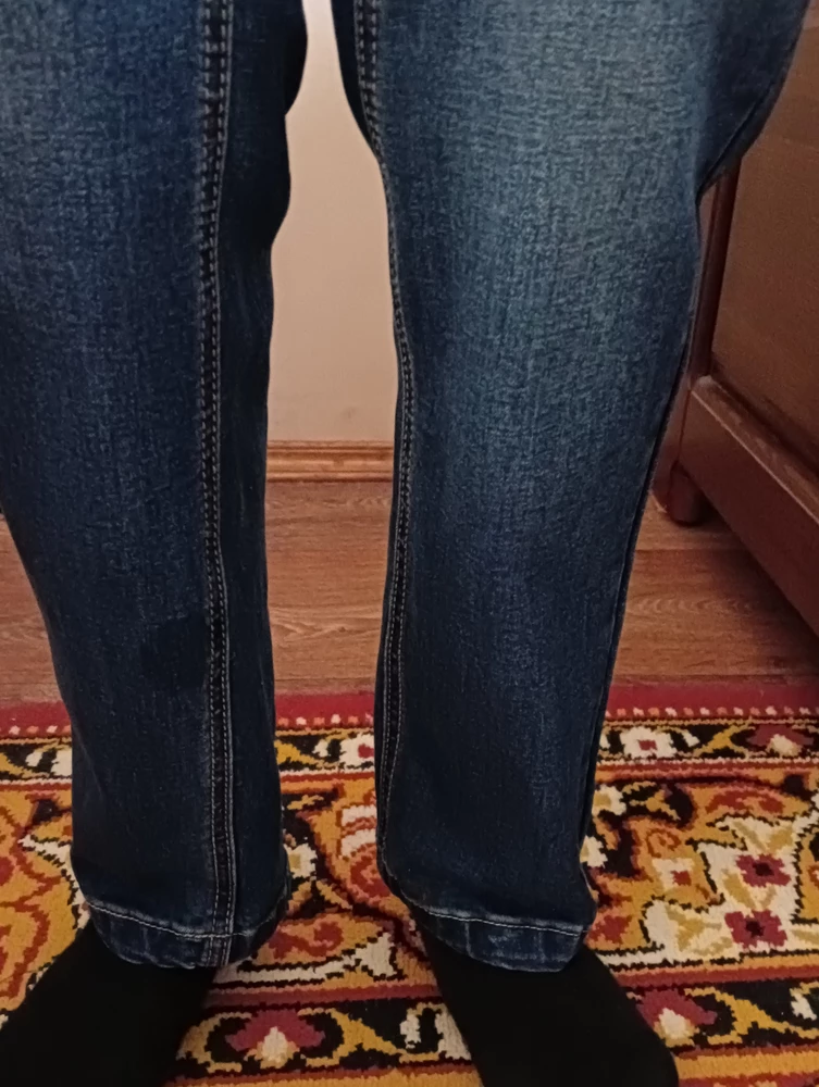 Качество пошива плохое одна штанина пошита перекошено когда одеваешь джинсы бросается в глаза.