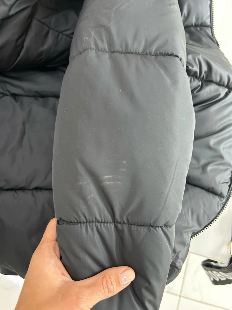 Пришла с пятнами, куртка классная, жду другую, чтобы чистая была!