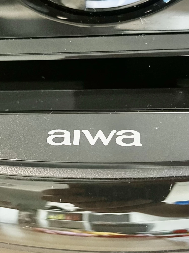 Это подделка, к известному бренду aiwa никакого отношения не имеет👎👎👎, продавец мне наврал🤬🤬, официального сайта aiwa по этому товару нет, цена калонки на Alibaba China 2500 рублей, а покупатель может распечатать название любой марки.Очень низкое качество