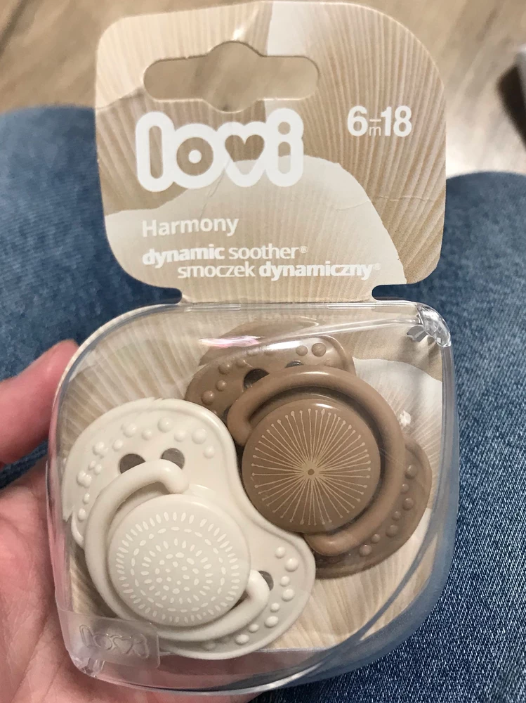 Соски отличные, запаха нет, сколько у других продавцов до этого брала по 4 дня приходилось выветривать, расцветка нежная, даже под одежду подходит