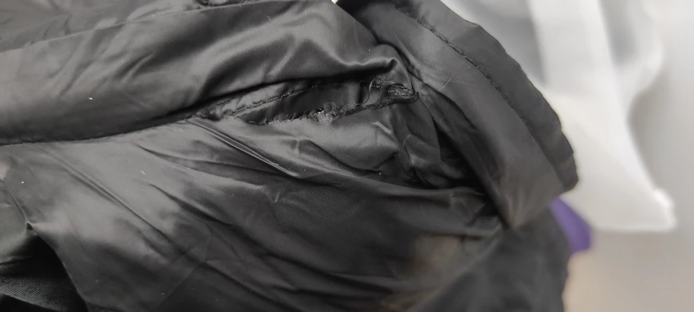 Отказ в пункте выдачи. Пришла не та куртка совсем с размером s вместо размера xxl. Внутри со стороны воротника слева порванная дырка.