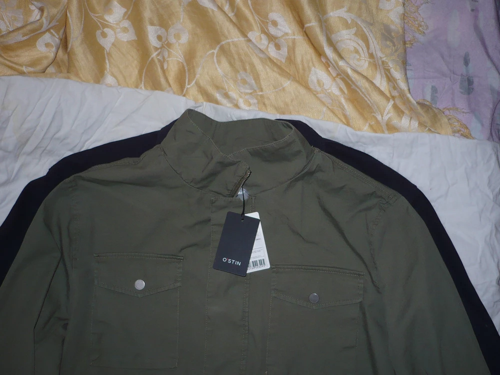 Куртка узкая- плечи на 4-5 см уже , чем у черной джинсовой куртки-рубашки "Остин" (арт. на ярлыке MS4253-69) того же размера XXL (см. фото), в груди и талии- примерно то же самое. Интересно, она такая и есть, или мне попался экземпляр с ошибкой в маркировке?