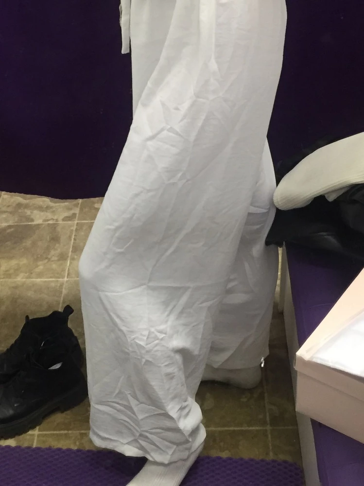 Смеюсь. Это что-то очень странное. Штанишки супертонкие, просвечивают, сильно электризуются, прилипая к коже, выражено мнутся. Заказывала за 900, сейчас они 1100... ребят, вы серьёзно? На рост 162 длина хорошая) Для дома норм.