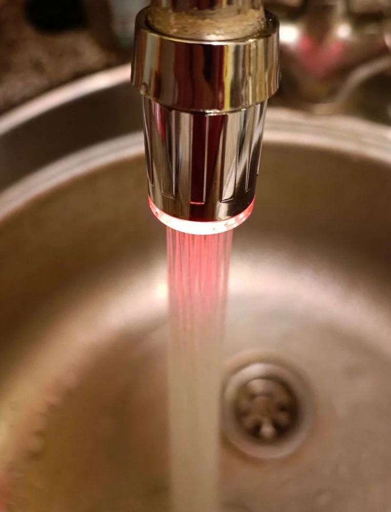 Хорошая насадка, качество хорошее, интересно и увлекательно теперь мыть посуду))) цвет меняет, брызг нет. Спасибо продавцу! ❤️