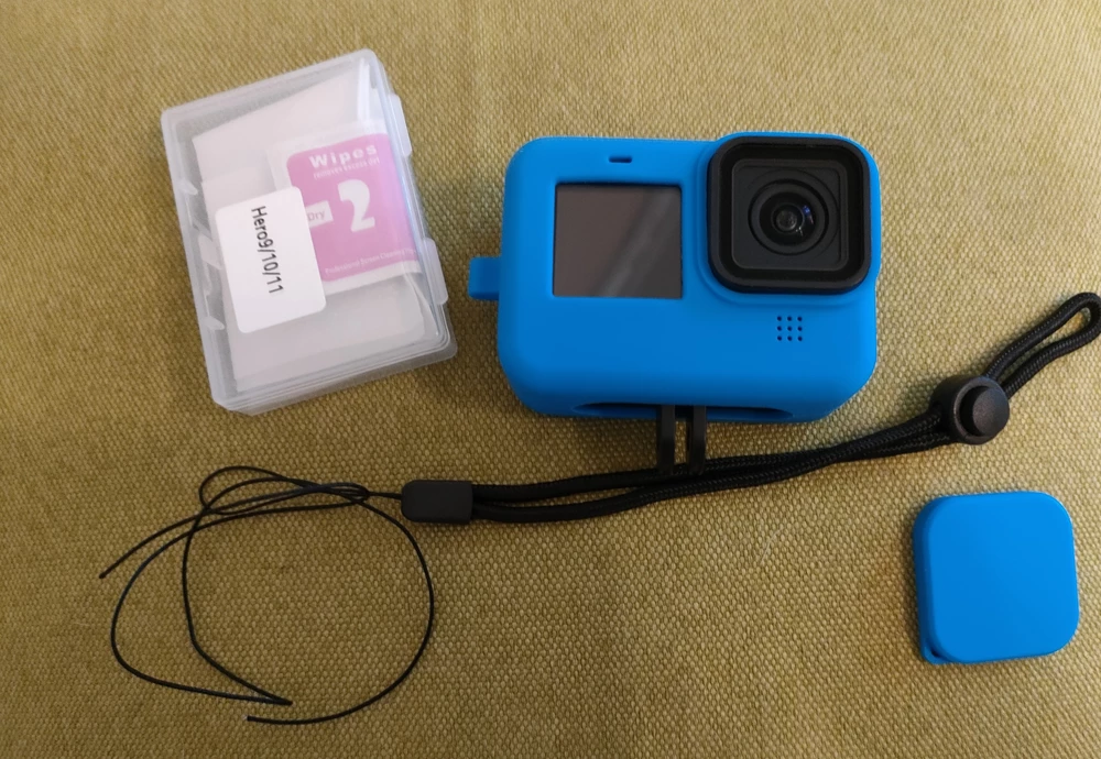 На goPro 10 подошла хорошо. Чехол мягкий, защитная крышка не спадает.