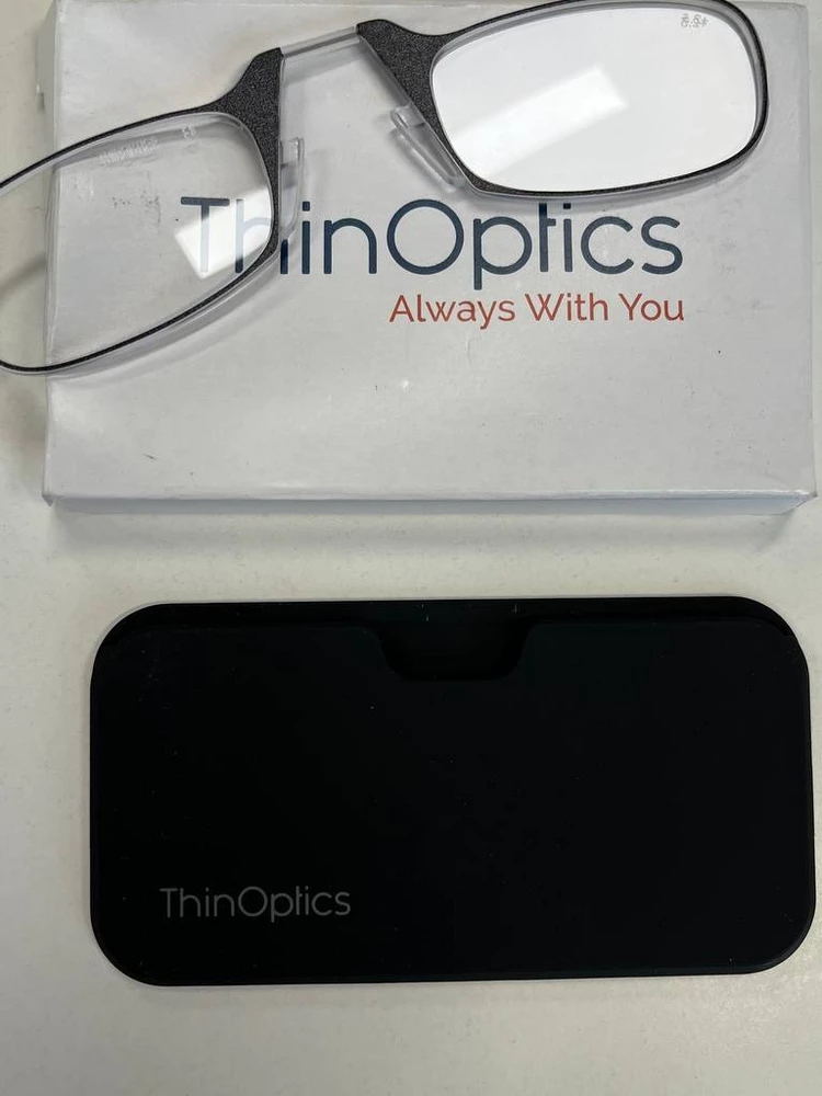 Пенсне или очки для чтения ThinOptics не производятся в США. Они производятся в Китае. Качество хорошее. Нехорошая ... - только цена на них ... На WB или других маркетплейсах пишут "заоблачные" цены на них в 7.5 тыс. руб. и ... делают "страшные" скидки ... до 3 тыс. руб. Однако, если посмотреть в интернете, то цена них составляет от 5 до 25 USD (в розницу).
Эти пенсне ... Они не чем не отличаются от пенсне за 400 руб., типа Gladiator и т.п. "китая" с этого сайта, кроме одного - носоупоры! На "китае" у меня они сломались на 5 раз, как нацепил на нос. У пенсне ThinOptics носоупоры с обеих сторон закреплены к линзам - это и позволяет им не ломаться! В остальном - это "кусок дешевого пластика" ... с единственным плюсом, что при падении они не разобьются и не поцарапаются сильно.
В поездках и при ношении в кармане - очень удобные. Свою функцию выполняют. Денег в 950 руб., с моей точки зрения, не стоят ...
Порекомендую? - Да. Но, покупать их стоит за цену - до  500 руб.