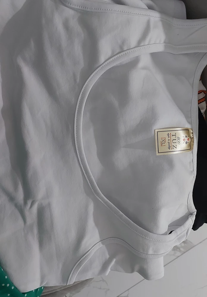 Заказала белые легинсы лосины, отправили майку , вы не можете отличить майку от лосоны что ли? Что это такое?