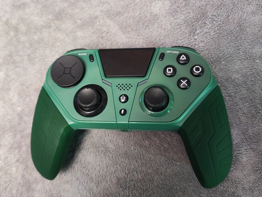 Хороший, все кнопки работают, приятный на ощуп, пахнет клеем, ко всему нормально подсоединяется: ПК, андроид, ps4. Индикаторы все светятся.