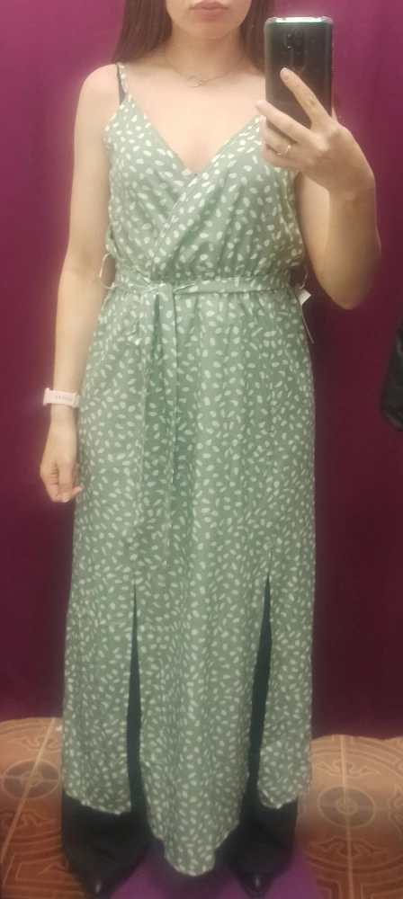 Огромное. Ношу 44 , взяла самое маленькое S,так как прочла отзывы, велико будто L. Материал лёгкий, но выглядит на 600 руб. Я 162 см. Получается прям до пола