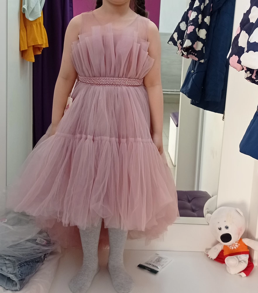 У дочери рост 128см , и размер 38 ,но нам 140рр был самый раз. Платье шикарное, но дочь выбрала другое.