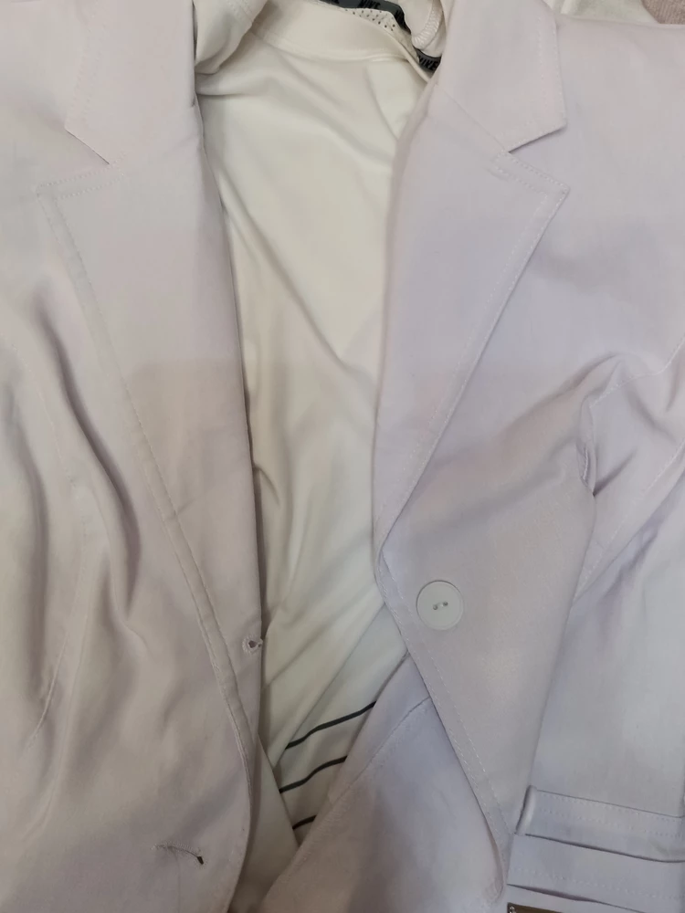 Пиджак отличный, но цвет не белый, а как будто его постирали с цветным бельём. На фото внутрь пиджака вложила белую футболку. Нужен был только белый пиджак. В отзывах такого не видела, значит только мне такой попался