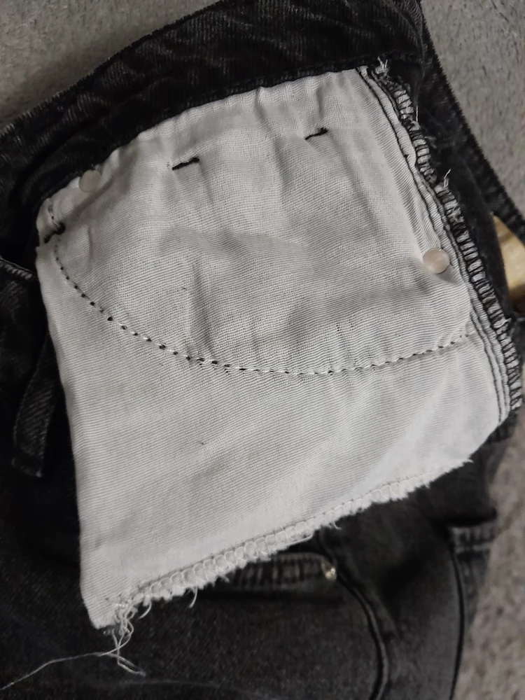 Сидят хорошо.Качество джинсы понравилось.Но карманы...символические.Только пальцы входят,и ткань тонкая,сыпучая.Что у серых,что у голубых.Голубые оказались длиньше на 5,5см,и в талии шире,хотя один размер.Получается серые маломерят.Не соответствие таблице.Лотерея короче говоря.На серых сзади выварено не красиво, пятно темное.И спереди на кармане полоса.За серые тройка.За голубые 4 бы поставила бы.Красивый цвет,но карманы...