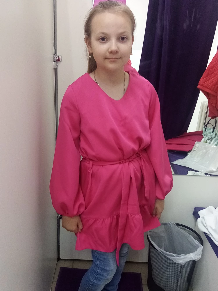 Цвет у платья какой то тусклый как за стиранный, не как на картинке, и хотелось бы чуть по длинее, а так фасон понравился, на рост 146,брали 146-152, отказ.