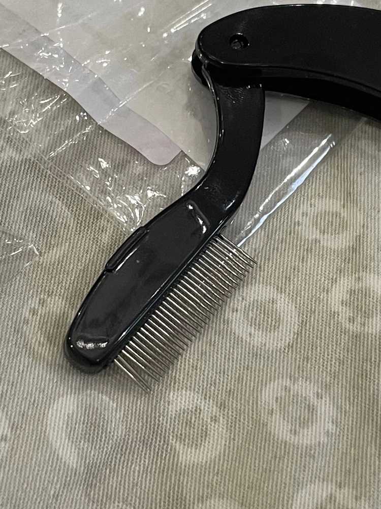 Бесполезная китайская штуковина, ничего толком не расчесывает, дерет ресницы, не советую никому! Еще и кривые зубья с краю 🙈