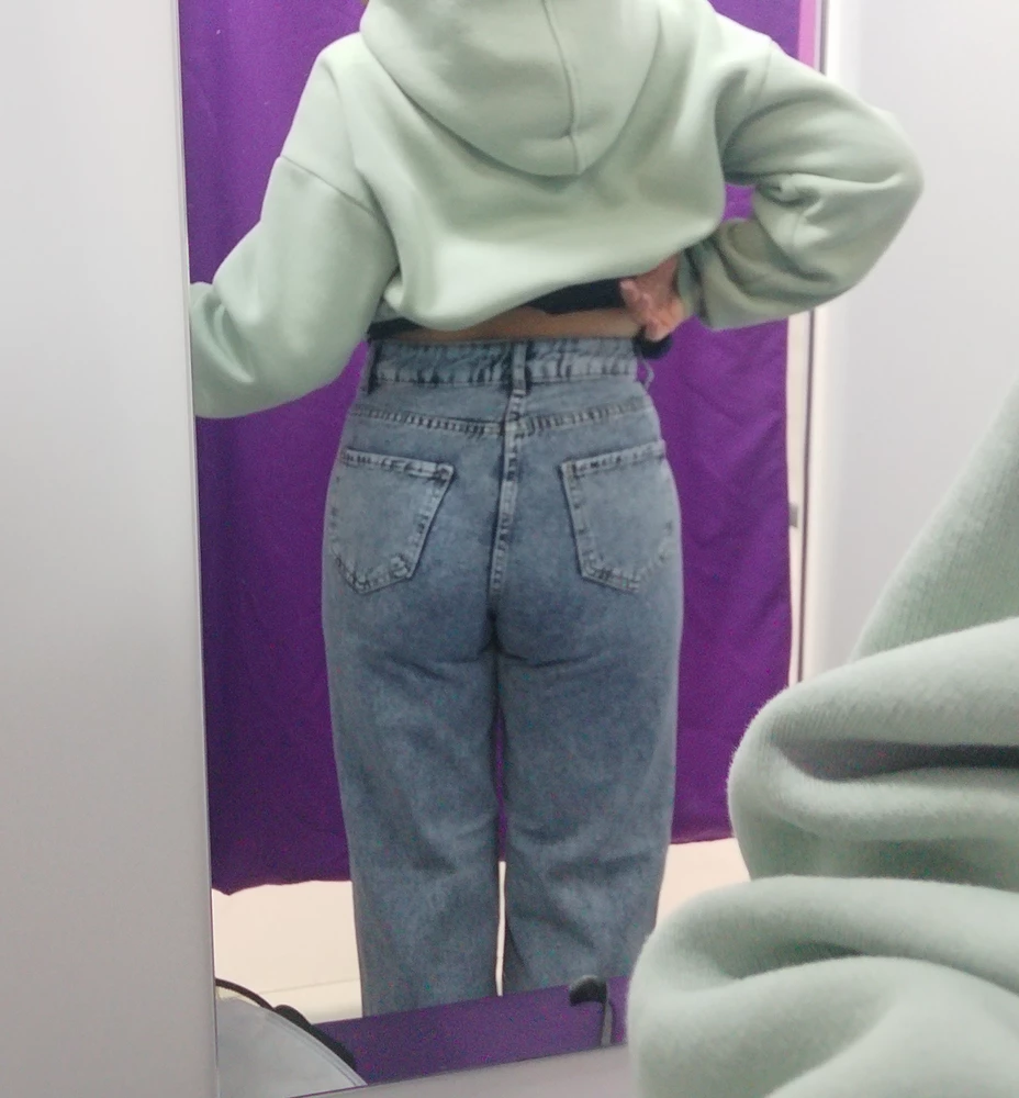 Не понимаю восторженных отзывов.
Заказала и выкупила 28й размер и была так счастлива, что на мой рост 156 их не надо подрезать! Дома при повторной примерки увидела кривизну пошива... Ширинка скошена вправо, а задний центральный шов влево. Боковой шов слева заходит вперёд к тазовой кости, а боковой шов справа уходит чуть назад. На фото может это не сильно видно, но в живую бросается в глаза.
Заказала еще один размер 28 и на мое удивление они были такие же кривые + к этому это были гораздо длиннее.
В итоге обе пары на возврат.
Либо это только 28й размер так криво пошит, либо люди готовы ходить в кривых джинсах.
Материал, посадка, цвет джинс - это всё на отлично.