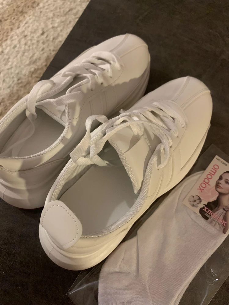 Приятно удивлена кроссовками за такую цену, купила на работу, в носке еще не проверяла) Очень приятно сидят на ноге, выглядят стильно, как и на фото, носочки в подарок, спасибо☺️ Девочки, на свой 38 взяла 39, оказались в самый раз, так что имейте ввиду)