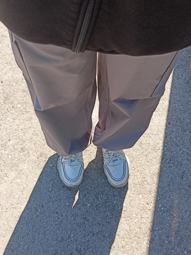брюки классные, соответствуют размеру ( у меня 40 при росте 158 ). Ткань приятная и дышащая, на лето самое то и свою стоимость оправдали, советую.
