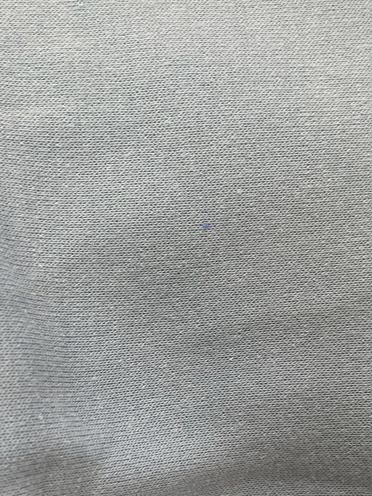 Кофта пришла вся грязная.На голубом вымазана какими то чернилами синего цвета,на белом сзади желтое пятно.Низ кофты сшит криво…Возврат.Размер 52 маломерит.