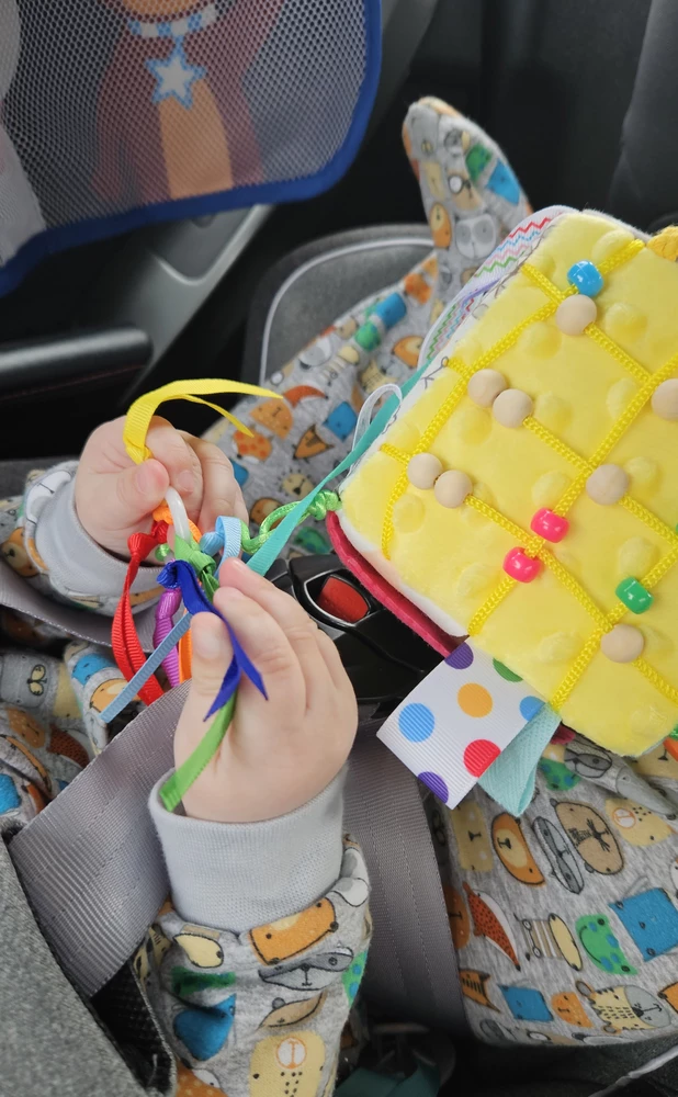 Классный🔥Тот случай, когда в жизни лучше, чем на фото)Надеюсь,  ничего не отвалится и прослужит долго!Ребёнку 7.5 месяцев, заинтересовался сразу)
Успехов✨️