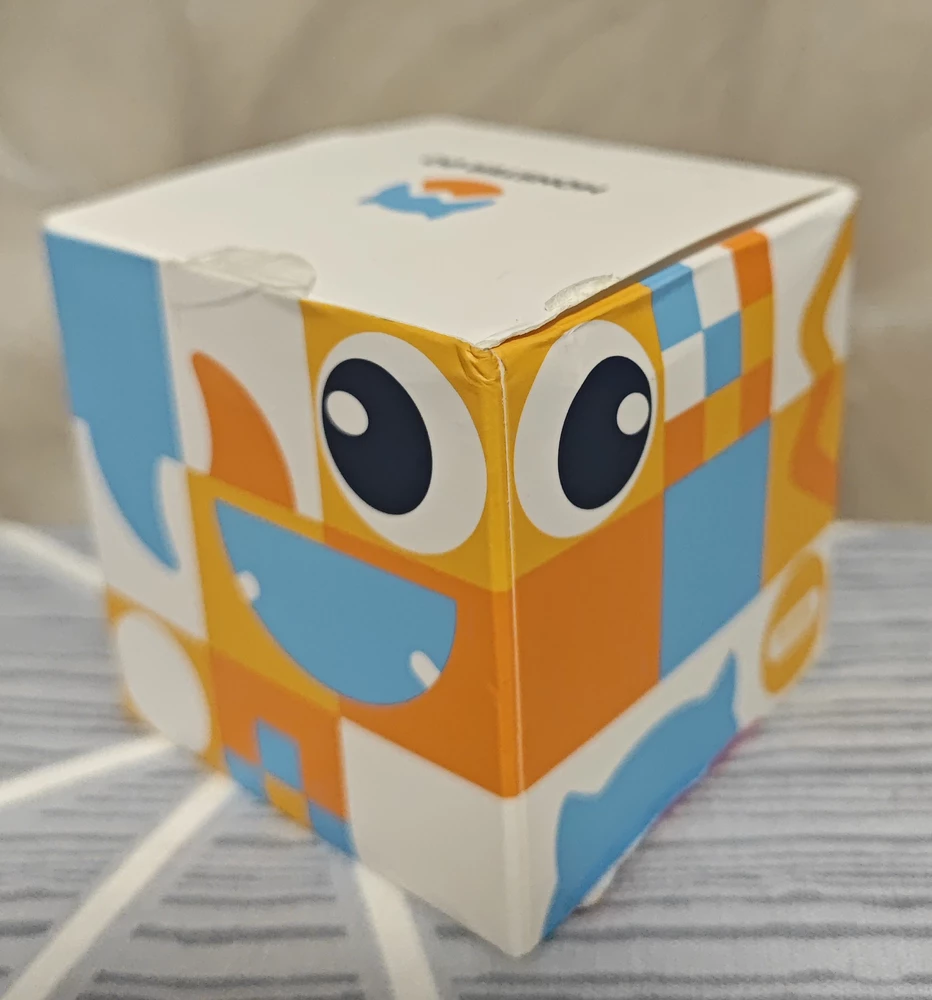 Все как в описании. Отличный кубик. В коробке код для обучалки