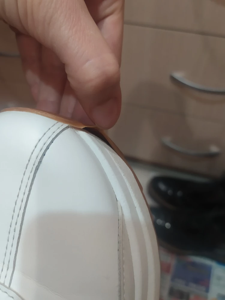 Кроссовки в первого взгляда не плохие на ноге смотрятся красиво, ноооо относила неделю и носок раз клеился, качество на 2ку.очень расстроилась