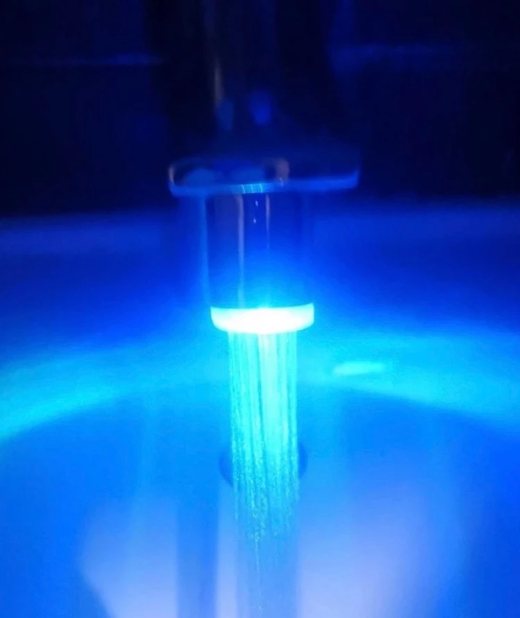 Все работат, маленькому интереснее умываться)