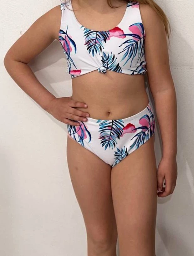 Брали купальник для дочери, размер подошёл идеально на рост 128,смотрится хорошо, дочка довольна. Рекомендую!