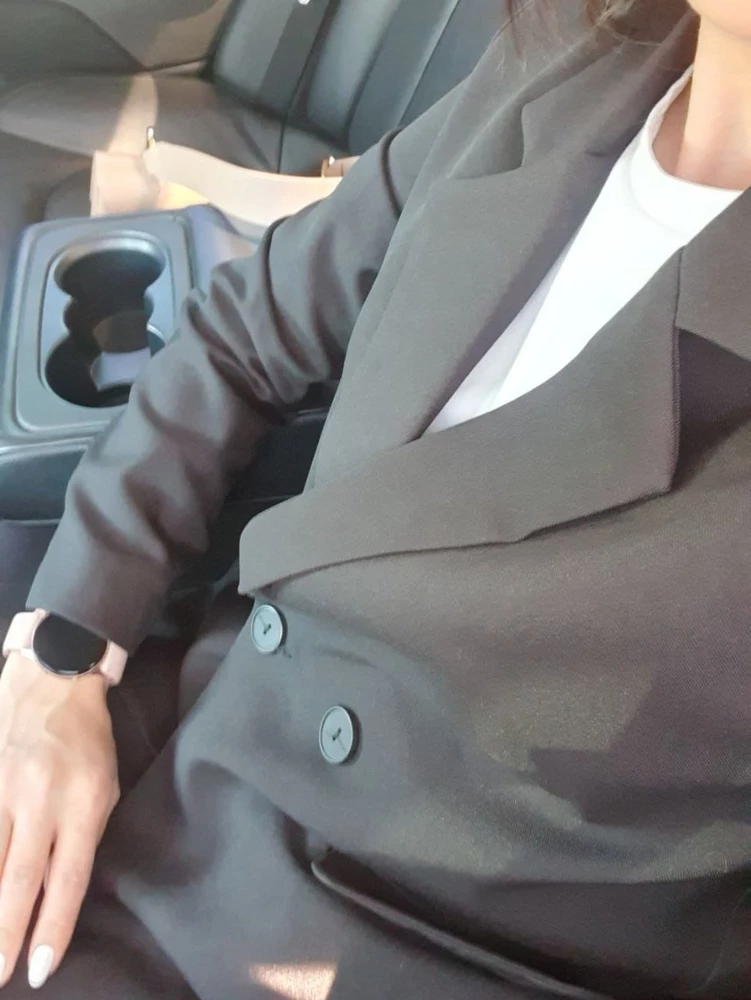 Пиджак классный, швы все ровные. На размер 42-44 своей девушке в подарок взял 42, сел шикарно.