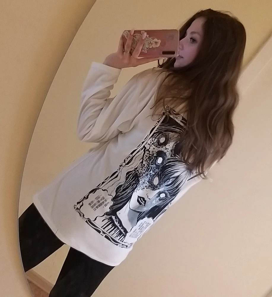 Приятно удивлена.Плотная,мягкая ткань,как пижамка. Рисунок не глянцевая наклейка,а впечатан в ткань. 10 из 10🖤