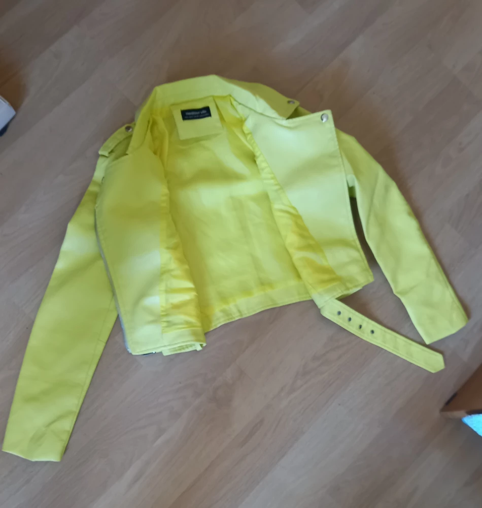 Очень классная куртка,соответствует размеру,материал мягкий,цвет лимонный.