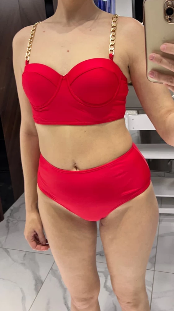 Купальник бомба!!!💣💣💣 цвет лучше , чем на фото насыщеннее.  Заказала случайно для сравнения и на выбор из трех, после примерки заказала и чёрный на замену.  Размер большемерит, но я боялась что не влезу 🙈 чуть польстила себе, в итоге- лучше не найти. Цена отличная для такого качества, цепочка снимается и хорошо смотрится