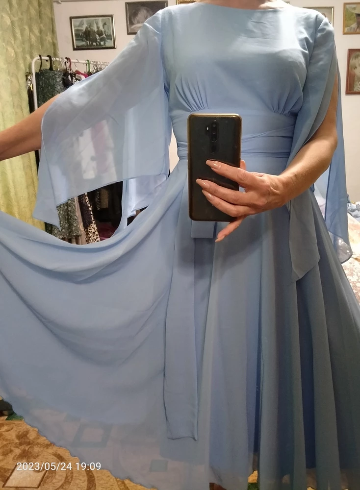 Я в восторге! Платье не только красивое..но и наишикарнейшее!) Попытка купить платье на свадьбу с 4 попытки.. Цвет небесно голубой. Идеально сшито. Лекало очень хорошее. Не просвечивает. Лиф двойной,  низ с подкладом. Шифон. 46р на 46р. На 162см - до середины икры. Красиво подчеркивает грудь и талию. Хочется в нем порхать!) Конечно дороговато..но ..или красота и качество..или..так себе. Рекомендую всем!