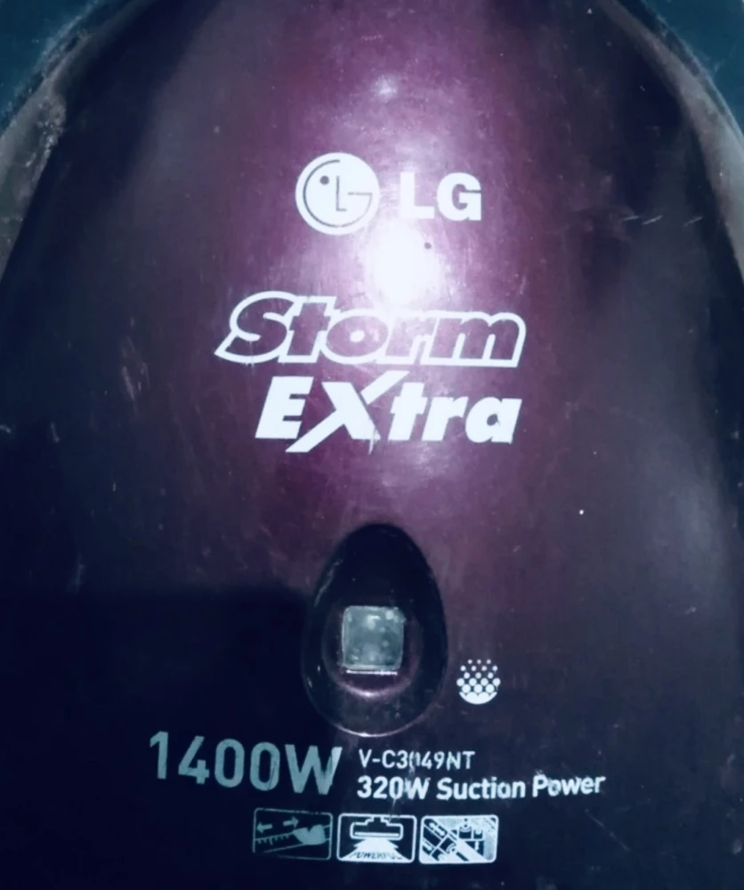 В комплекте 2 мешка, на LG Storm Extra подошли идеально. Сейчас использую второй мешок, все устраивает, молния удобная. Мешки плотные, пыль не пропускают. Покупкой довольна.