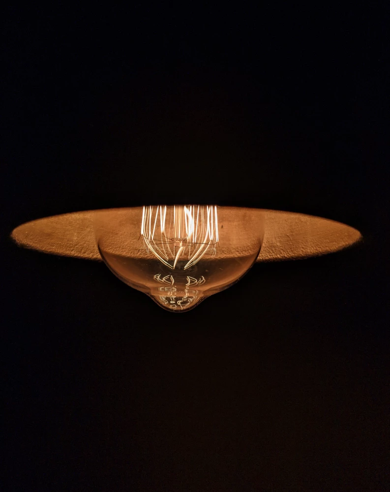 Очень красивый свет от ламп. Преимущество в том что диммируемые.  Спасибо за товар