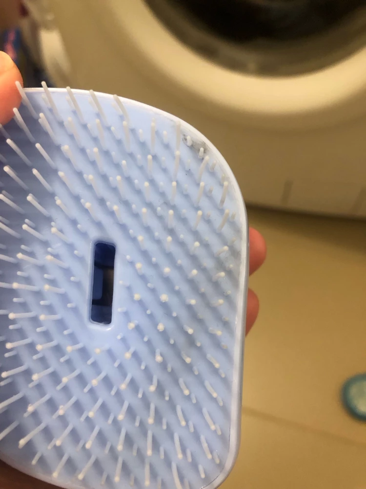 Пришла грязная, думала дома отмою, но не отмылись черные пятна, выкупила, тк сейчас возврат половина стоимости расчески😝