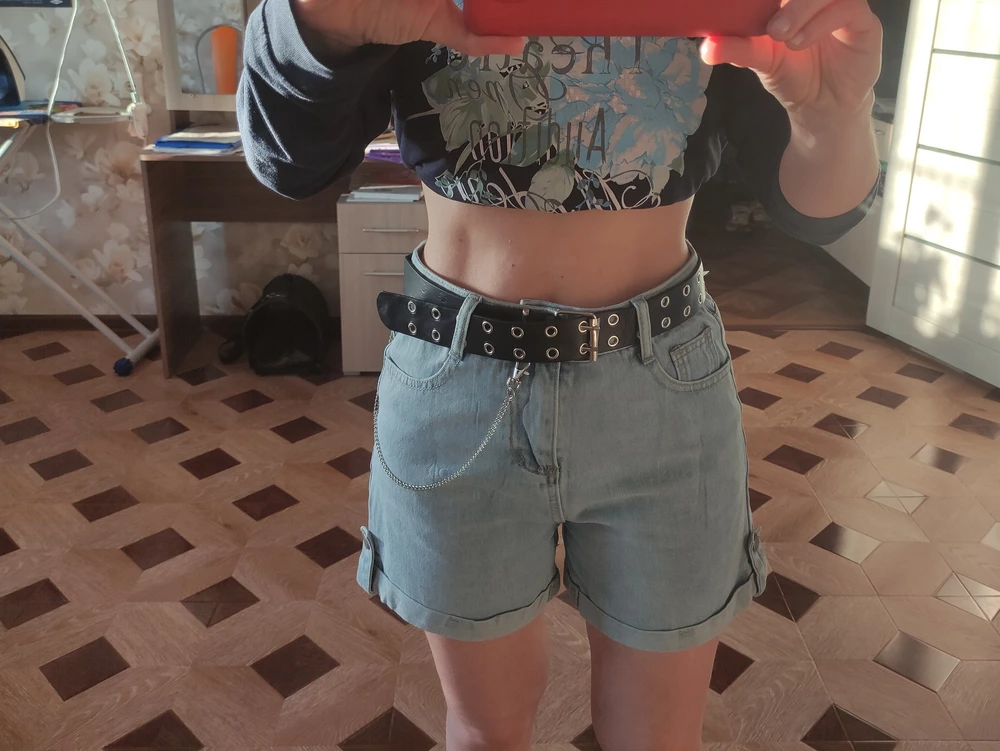 Шорты сели идеально. Брала на размер больше (маломерят).Выбрала эти из многих других. Приятным бонусом идёт ремень и цепочка (не нужно искать и покупать дополнительно) . Заказала такие же дочери.