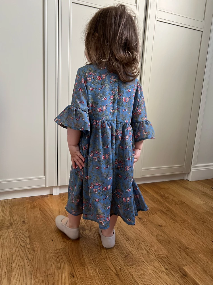 Платье хорошее, стоит своих денег. В жизни еще лучше, чем фото. Ткань очень приятная, швы ровные, нитки нигде не торчат. На 2,2г. размер 98 отлично подошел.