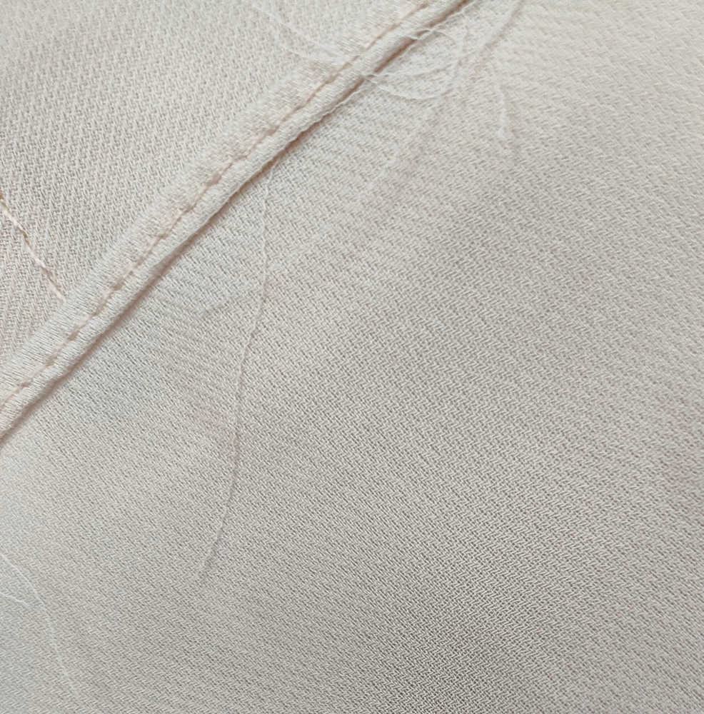 Симпатичная. Но качество пошива ужасное. Нитки торчат, строчка неровная. Ещё и с жирными пятнами пришла. Обидно. Пришлось вернуть.