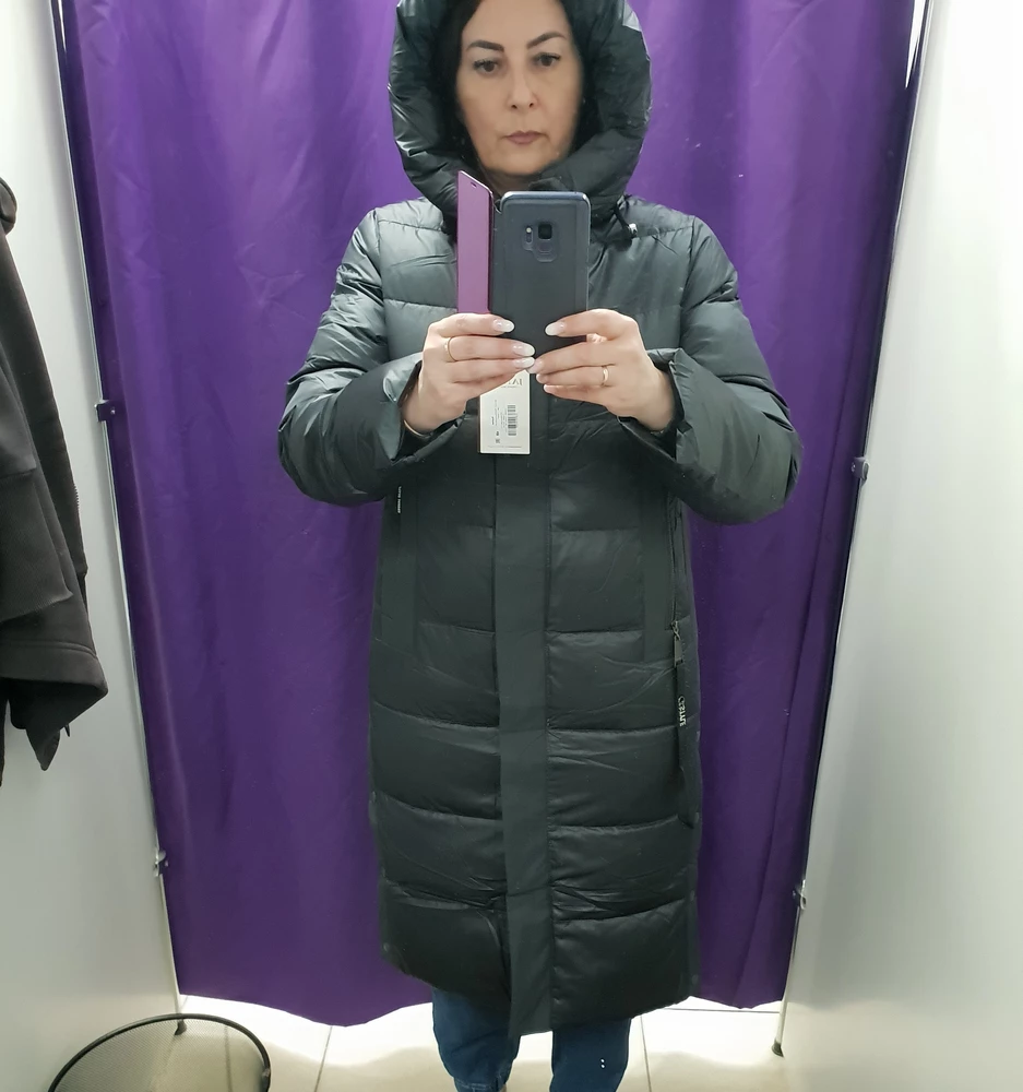 Пуховик супер!Точно по размеру.Кнопки,молния,все работает.Один карман на молнии,другой на кнопке.Разрезы по бокам на кнопках.Мягонький.На мой рост 170 ниже колена на 10 см.Рекомендую к покупке.