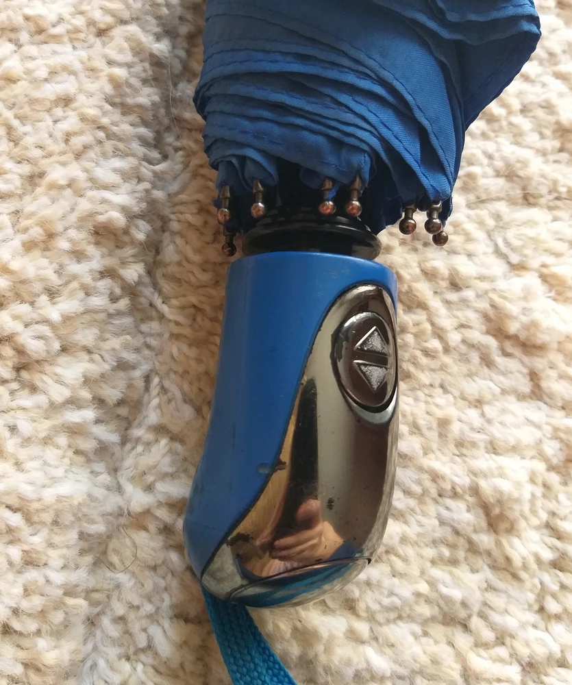 Брак!возврат!надёжная упаковка (плотный тубус),но ужасное содержание:сломанный зонт,который так и не смогли открыть, с поцоканной ручкой!цвет чехла отличается от зонта