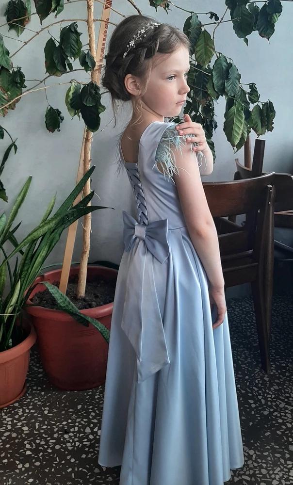 Замечательное платье! 1 в 1 как на фото. Красивый благородный оттенок, хорошо пошито, перья отстегиваются, есть подклад. Размеру соответствует.