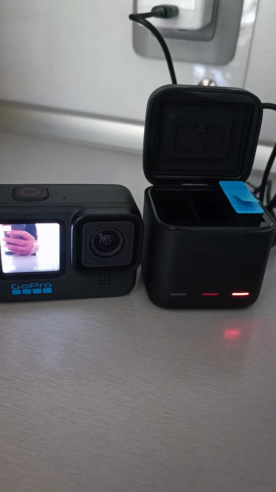 Купил для   GoPro11. Подходит по размеру. Заряжается.