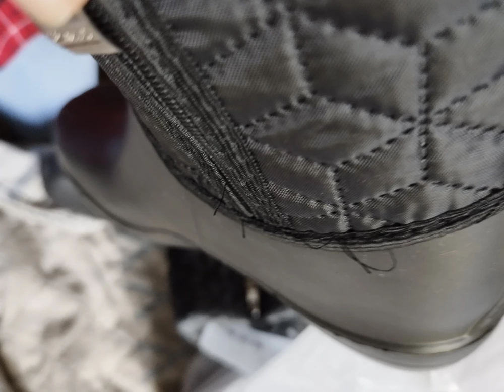 За такую цену хорошо. Большемерят прилично. На 38 размер взяла 38/39 даже с носком теплый очень просторно. Или на полную ногу. С собакой гулять норм. Ниточки торчат.