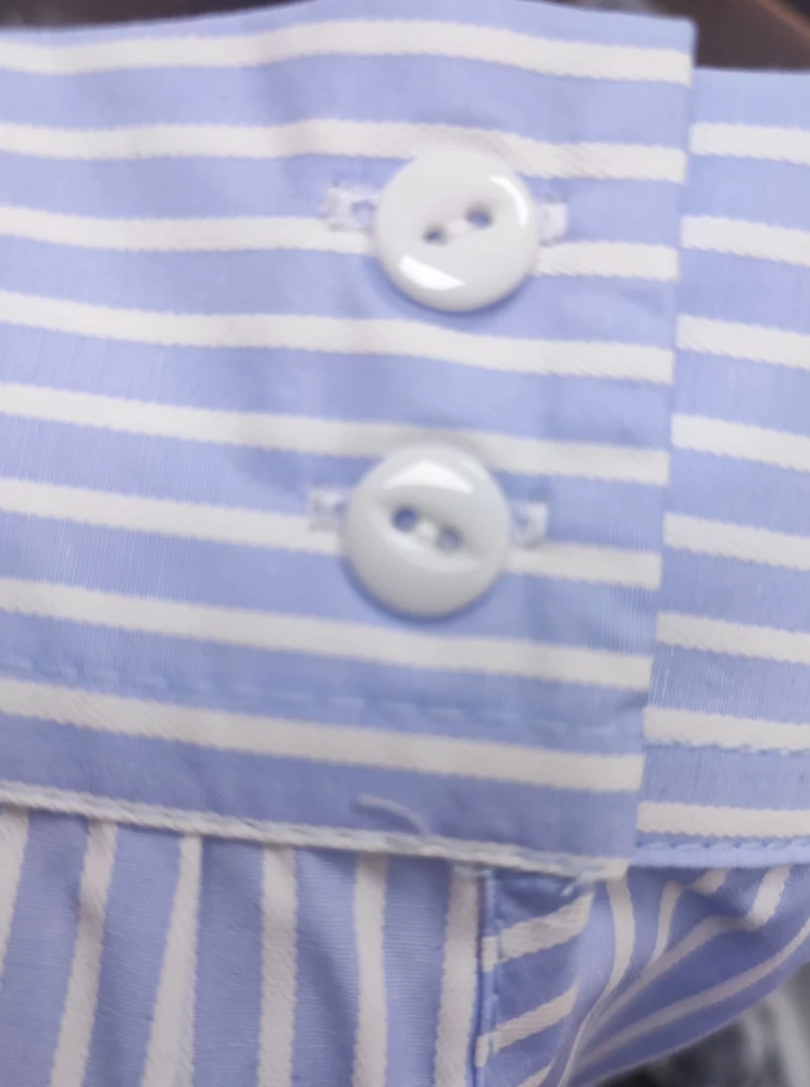 Рубашка была бы красивой, если бы не ужасные пуговицы, самые дешманские, и несовпадение рисунка полос практически по всем швам и торчащие везде нитки. К сожалению не сделала больше фотографий. На карточке товара совсем другие пуговицы! Возврат! Но почему опять деньги снимут, почему обязана покупать вот это?