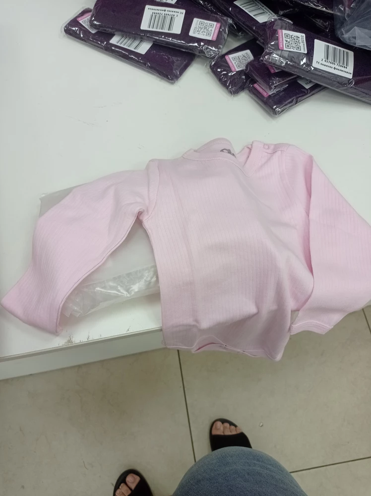 Прислали другую модель, с длинным рукавом. Странно, очень.
При этом на груди были мелкие катышки,. Я очень растроилась...