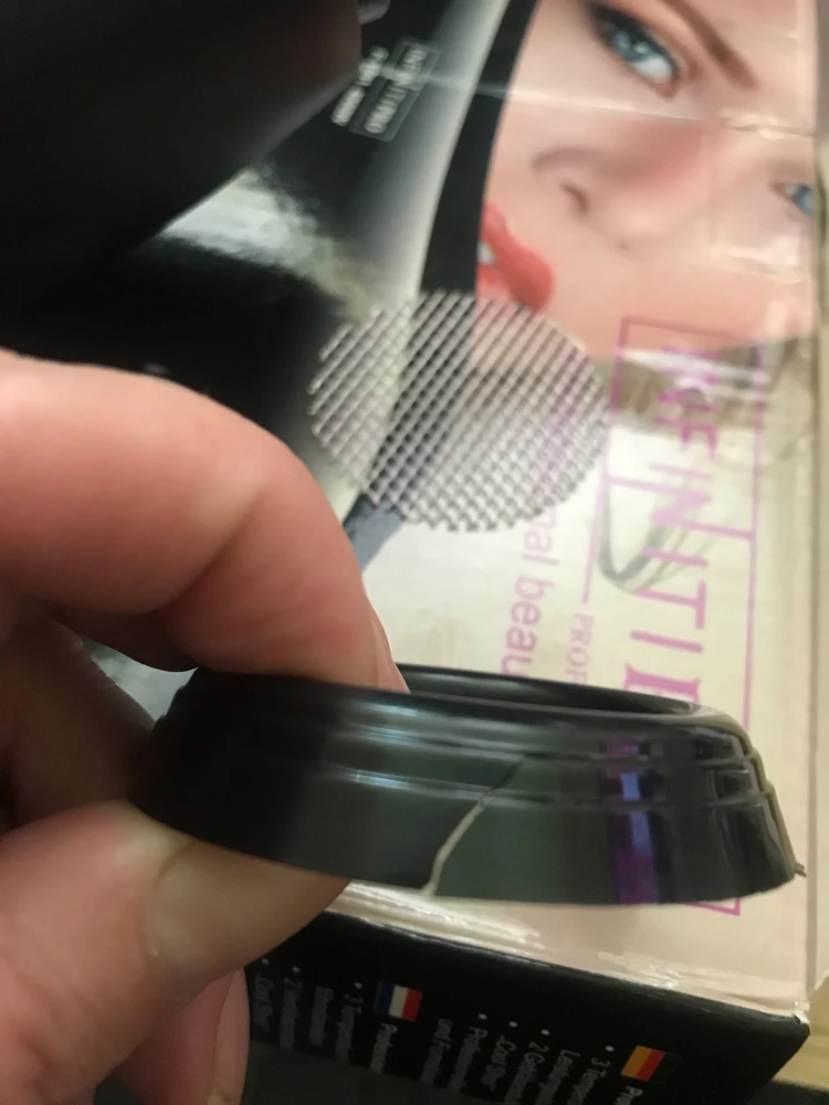 Коробка мятая ,трещина на конце