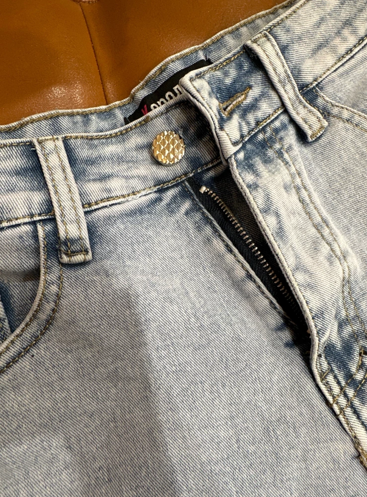 Классные шорты!😍 Модный крой, хорошее качество, материал приятен к телу, джинса немного растягивается, что тоже является плюсом👍 Подвороты можно как завернуть, так и развернуть, за счет чего шорты становятся длиннее.
